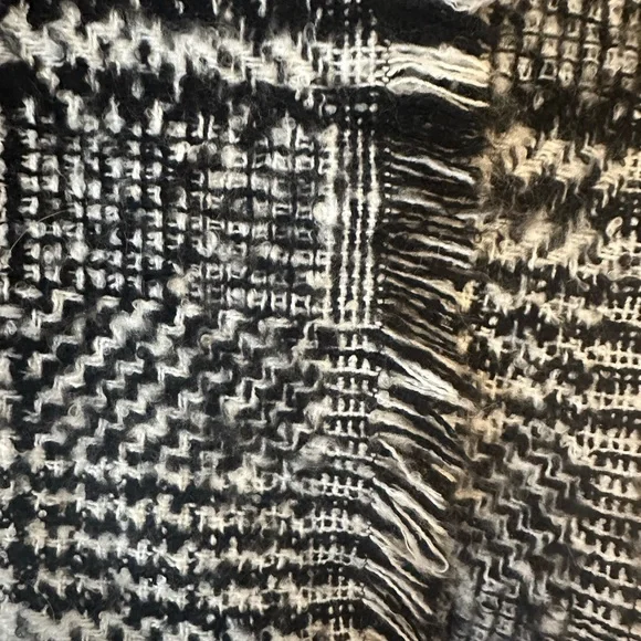 Black & White Houndstooth Plaid Checked Scarf - Picture 3 of 4